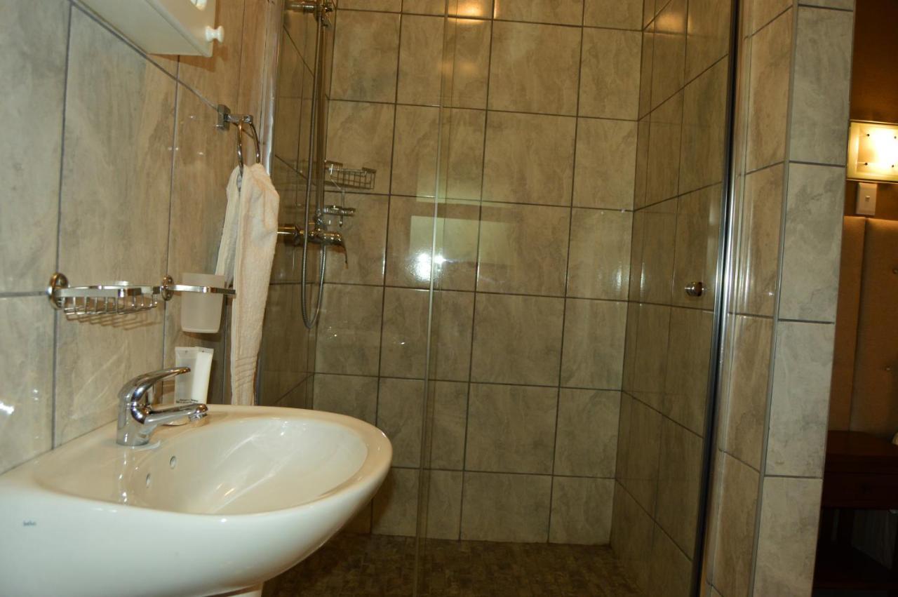 Crystal Rose Lodge & Spa Krugersdorp Esterno foto
