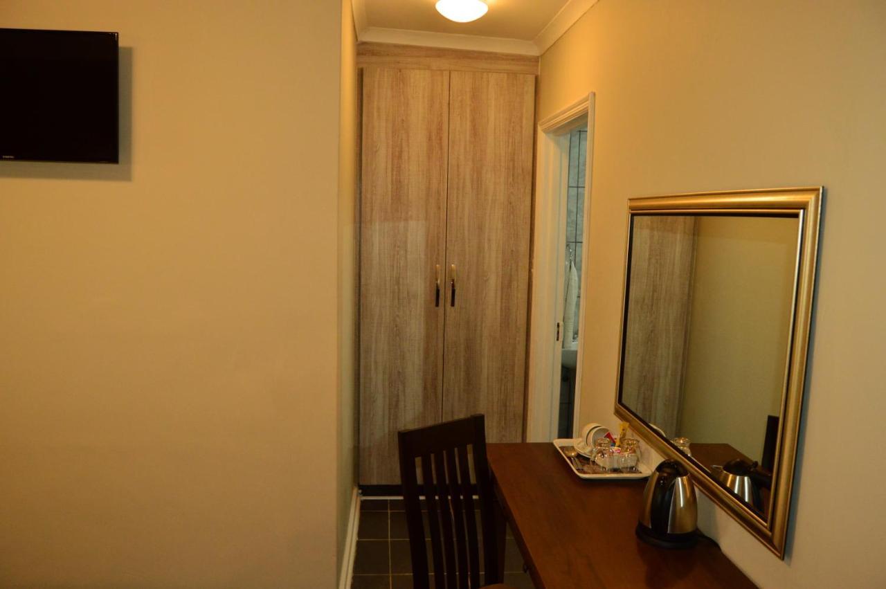 Crystal Rose Lodge & Spa Krugersdorp Esterno foto